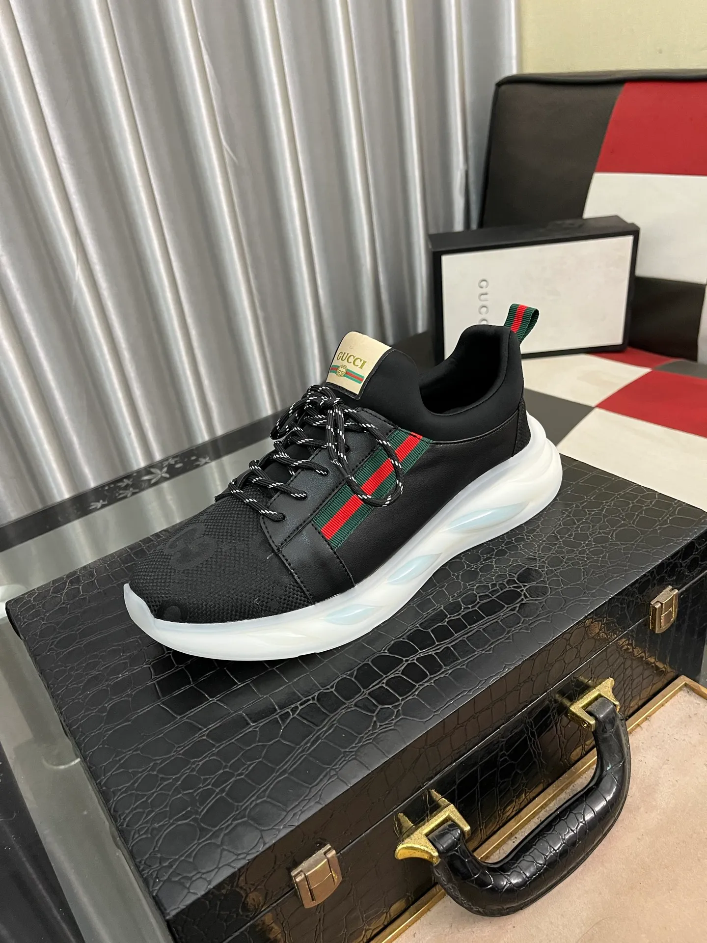 Men's shoes 💰440⌚️⌚️[GUCCI] The latest trendy men's casual shoes, the fabric is made of embossed cowhide imported from Italy, comfortable sheepskin lining + feet, the original outsole is wear-resistant and non-slip, high-level version, size: 38-442️⃣Colors available